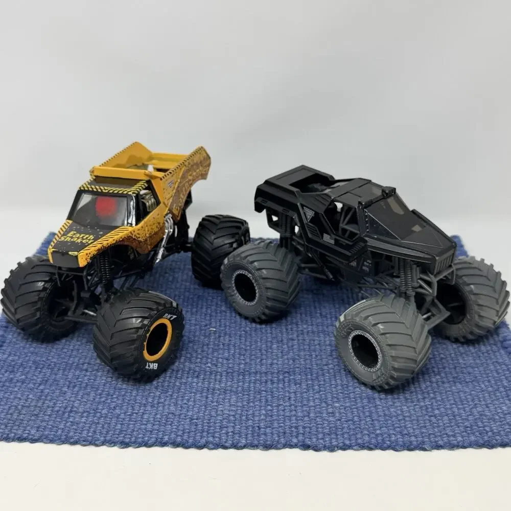 2 Earth Shaker Monster Jam Truck 1/24 Scale BKT 2022 909 Big One